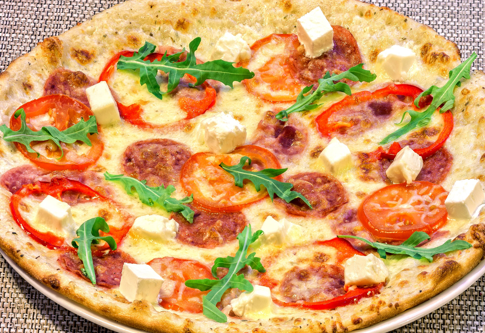 пицца с колбасой и сыром и помидорами рецепт с готовым тестом в духовке фото 62