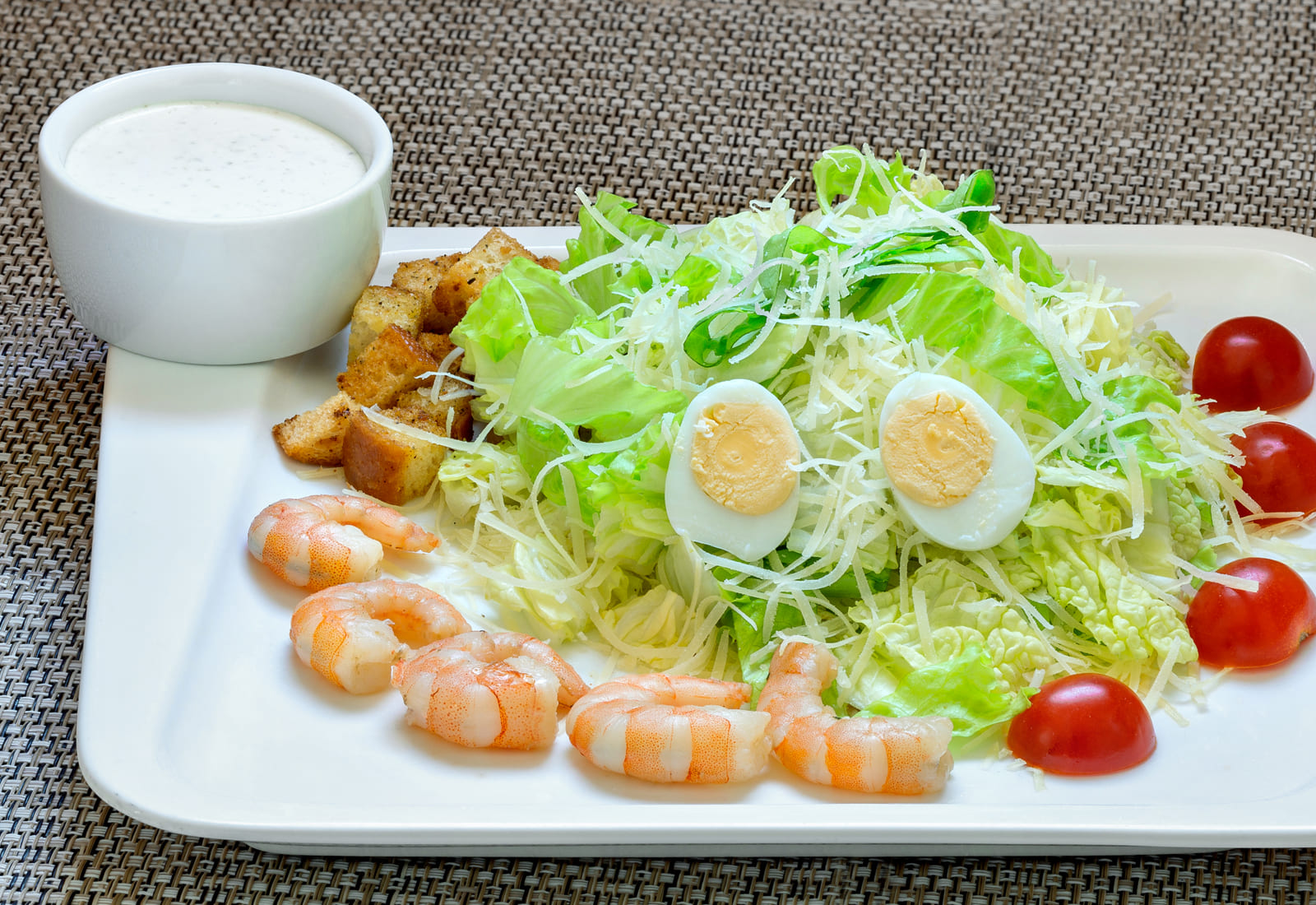 Салат цезарь с креветками и перепелиными яйцами рецепт с фото пошагово