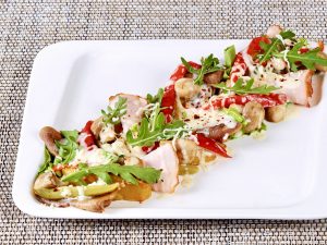 Теплый салат с языком, беконом и грибами /230г/