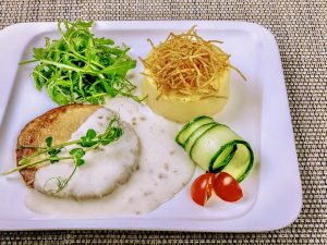 Котлета из куриной грудки с картофельным пюре и сливочным соусом /100/150/50г/