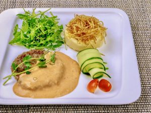 Котлета из телятины с картофельным пюре и томатно-сливочным соусом /100/150/50г/