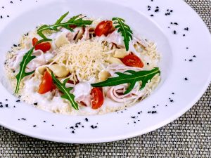 Паста с ветчиной, и сырным соусом "Пармезан" /260г/