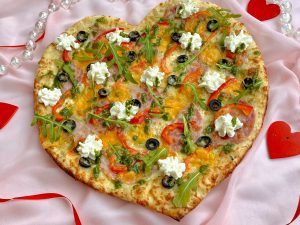 Пицца-Валентинка "Три сыра с ветчиной и базиликовым Песто" 490г