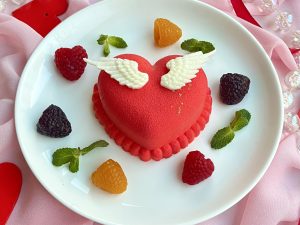 Муссовый десерт "Сердце Ангела" /белый шоколад-Улун, клубника/ 180г