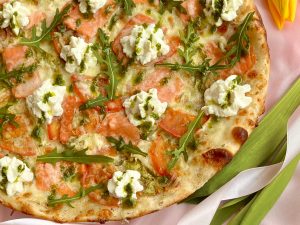 Пицца с копченой семгой, сыром "Рикотта" и базиликовым "Песто" 580г