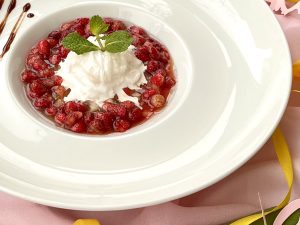 Закуска "Спелая земляника с сыром Страчателла" 200г