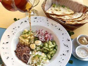 Окрошка с куриной грудкой-гриль и фокаччей на домашнем квасе 250/40/150г