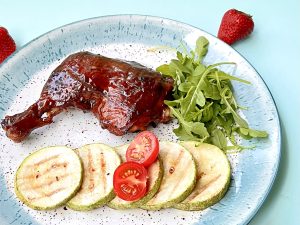 Куриная ножка-конфи с цукини-гриль с кунжутным соусом 180/100/50г