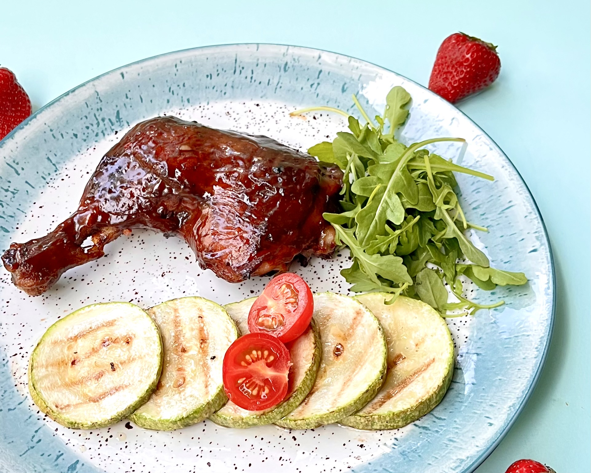 Куриная ножка-конфи с цукини-гриль с кунжутным соусом 180/100/50г
